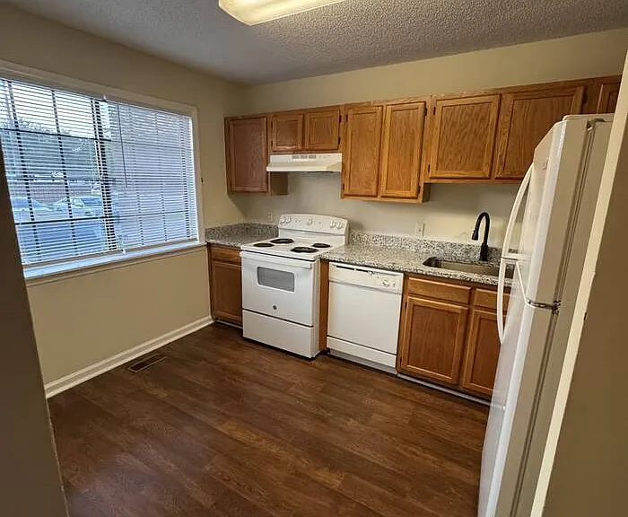 944 Glenn St #A6 — Photo 3