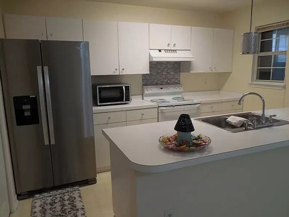 2nd image of 946 Ashley Ln #1