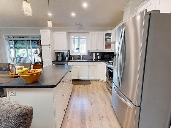 3rd image of 4707 52a St