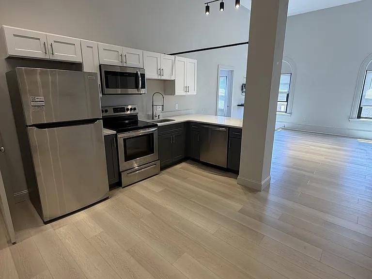 105 William St #406 — Photo 4