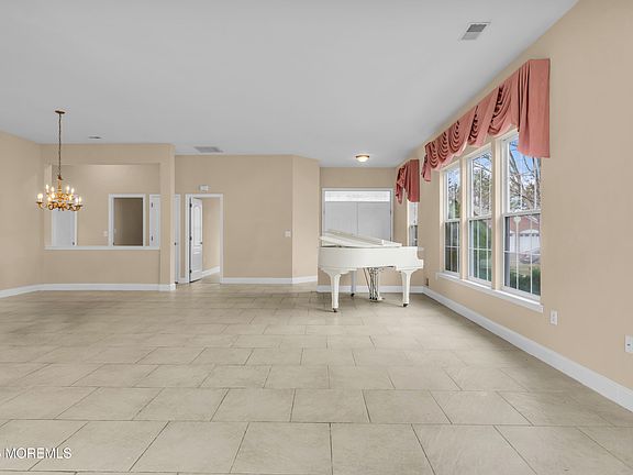 5th image of 8 Bellflower Drive