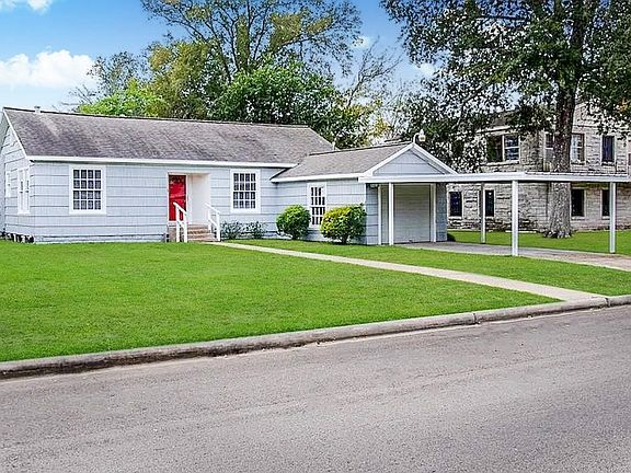 2nd image of 105 Live Oak St