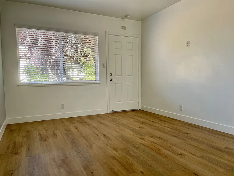 2604-2606 S Aviation Blvd — Photo 7
