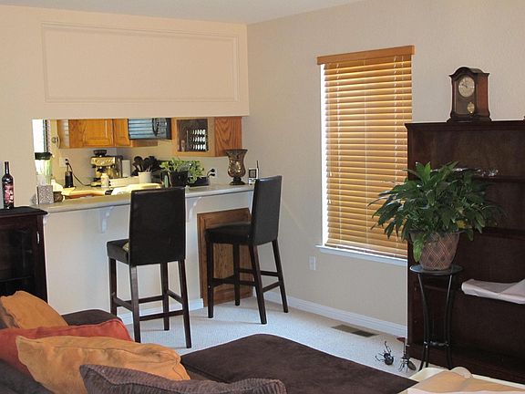 Living room & breakfast bar.