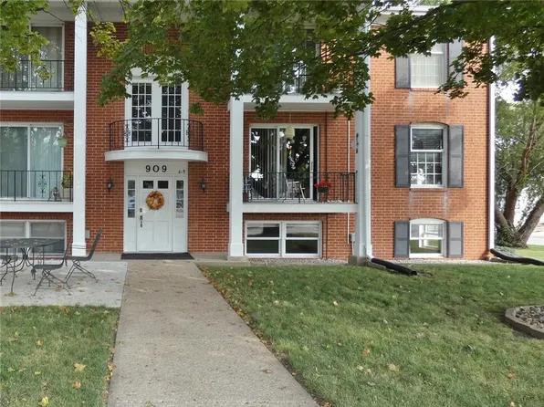 909 W 1st St APT 5, Pella, IA 50219