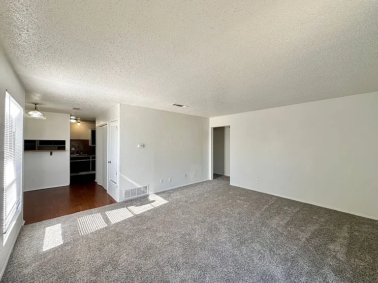 2105 Creekwood Dr — Photo 3