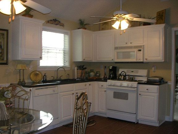 Kitchen w/ tile floor 