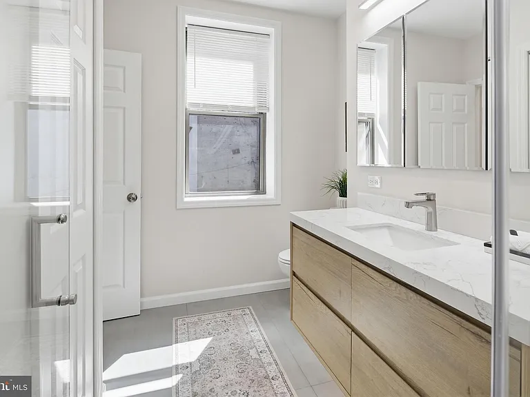 843 E Lombard St — Photo 14