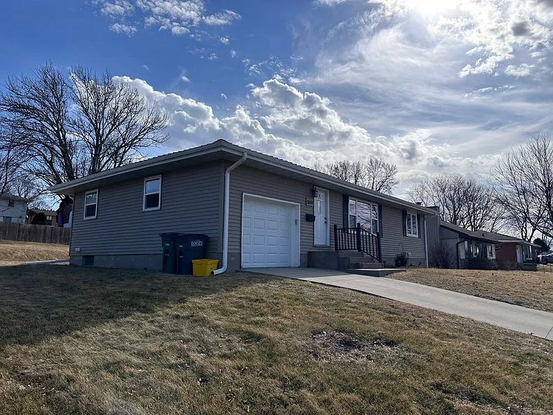 1694 Earl Drive — Photo 2