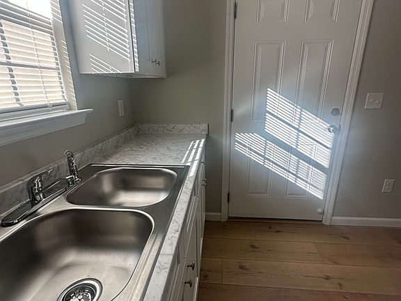 5th image of 139 Henderson St