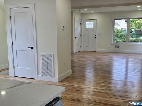 3rd image of 184 Walnut St