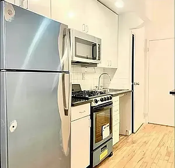 319 E 8th St #2B — Photo 10