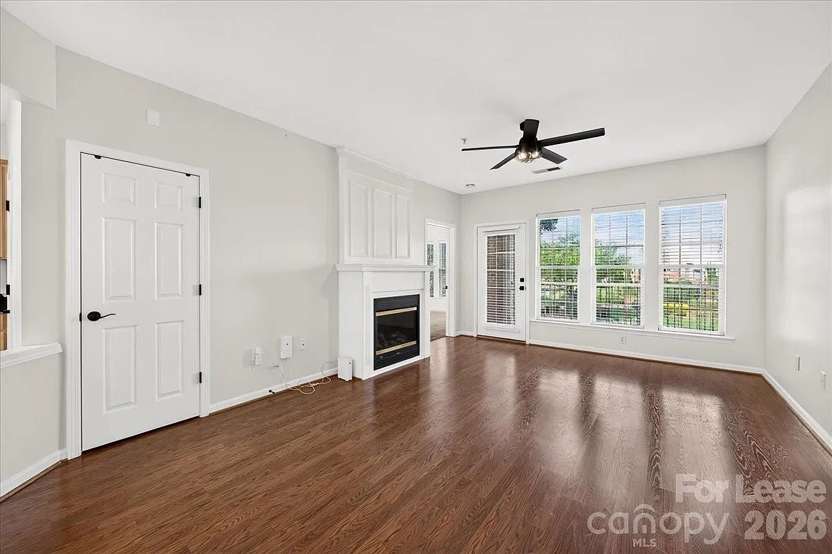 3 bed, 2.0 bath, 1482 sqft, $1,945 — Photo 3
