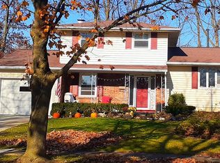 61 Treehaven Dr, Lockport, NY 14094