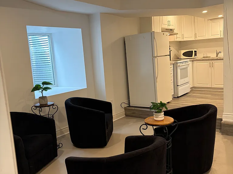909 James St — Photo 10
