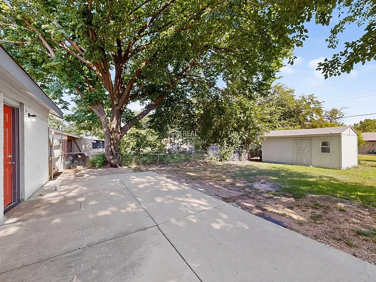 303 Westwood Dr — Photo 24