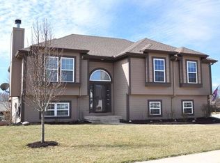 1903 NE Lake Dr, Smithville, MO 64089