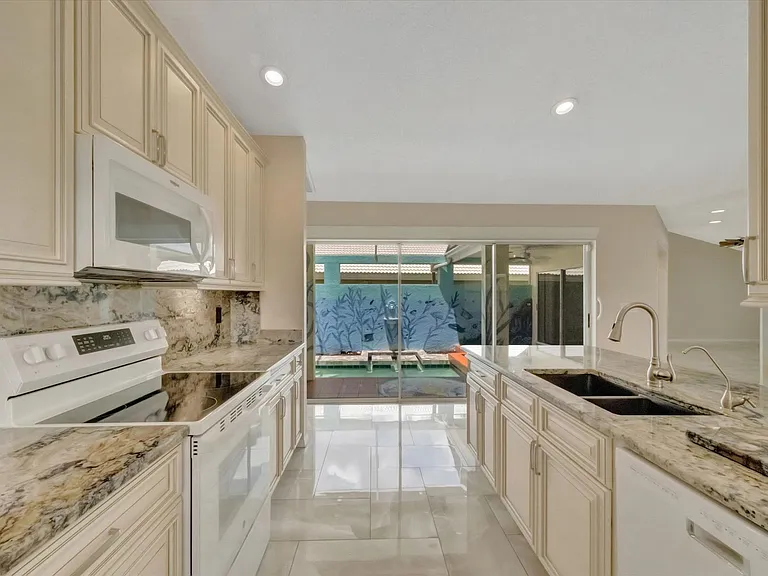 1016 Harbor Town Dr — Photo 17