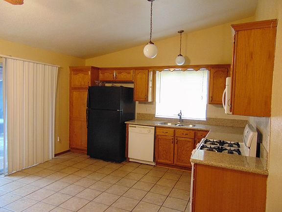 3rd image of 4704 N Lakewood Dr