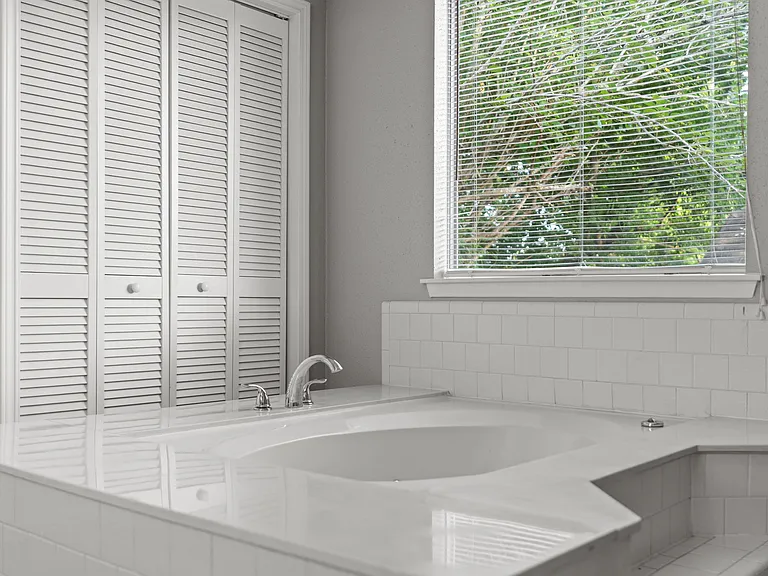 Primary en suite-garden tub