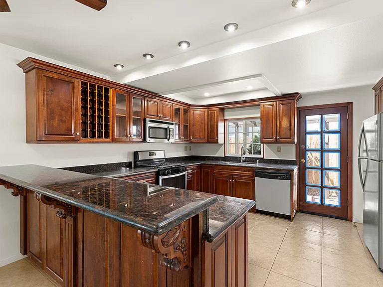 2170 Jefferson Ave — Photo 14