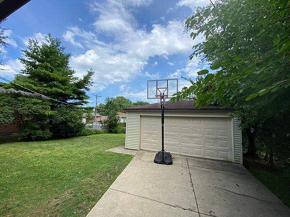 4th image of 9735 Kedvale Ave