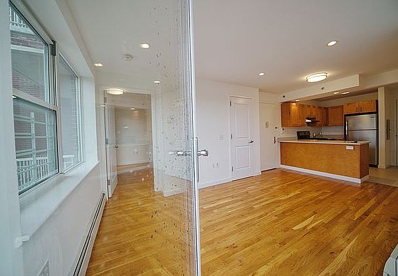 5th image of 2550 Crescent St APT 4B