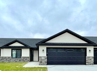 615 Tall Grass Ln, Wanamingo, MN 55983
