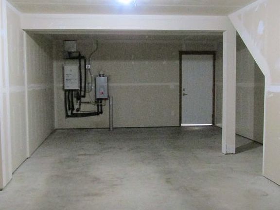 5th image of 15319 Ash Way APT D2