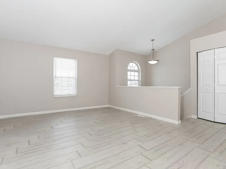 313 Effington Ln — Photo 5