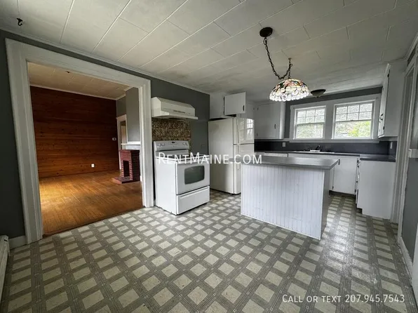 23 Green St APT 2-B, Winthrop, ME 04364