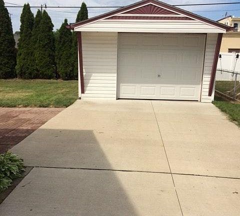 11/2 car garage
