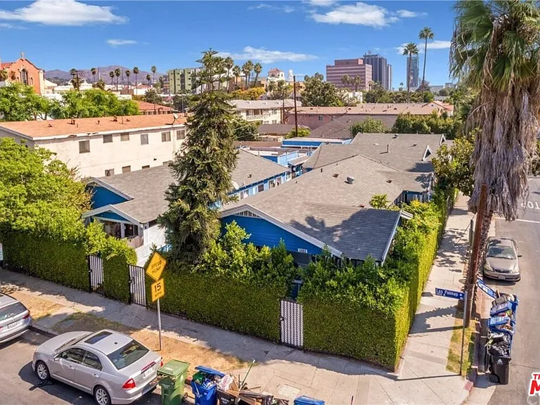 6685 De Longpre Ave — Photo 1