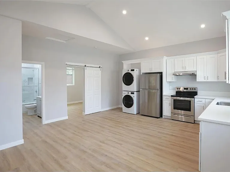 369 N Waverly St — Photo 6