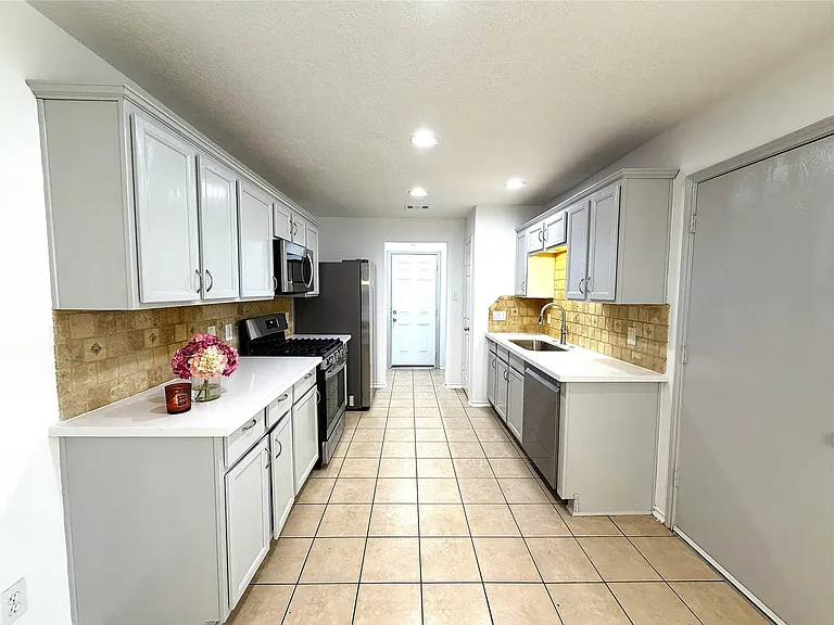 4719 Cypress Dawn Ln — Photo 3