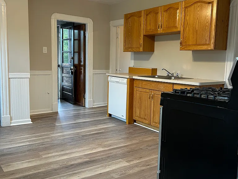 560-562 Carew St #3 — Photo 4
