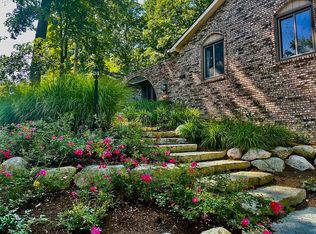 2356 Chesapeake Ct, Troy, MI