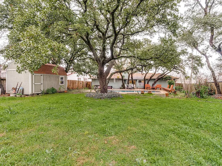 LARGE Fenced backyard~ Shed/ Gorgeous Pool~ Very Quiet~