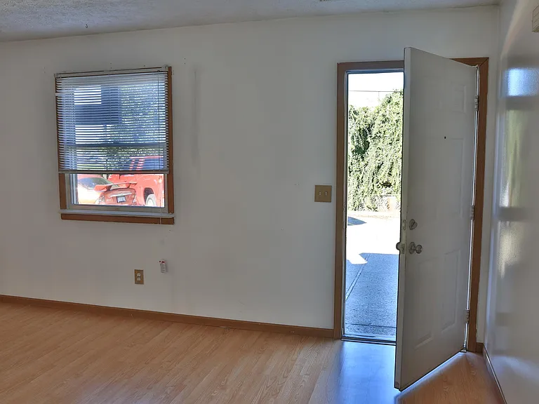 968 Northwestern Ave — Photo 4
