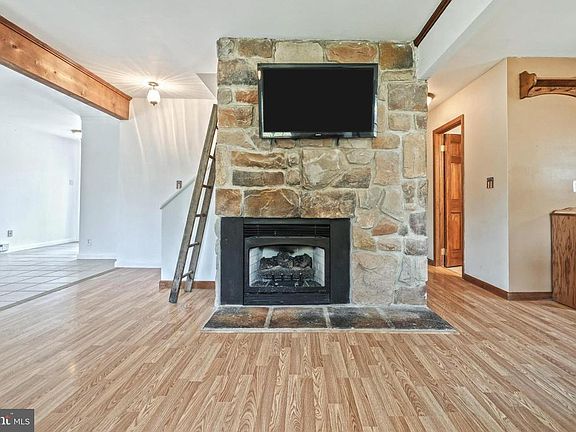 4th image of 93 Lake Meade Dr