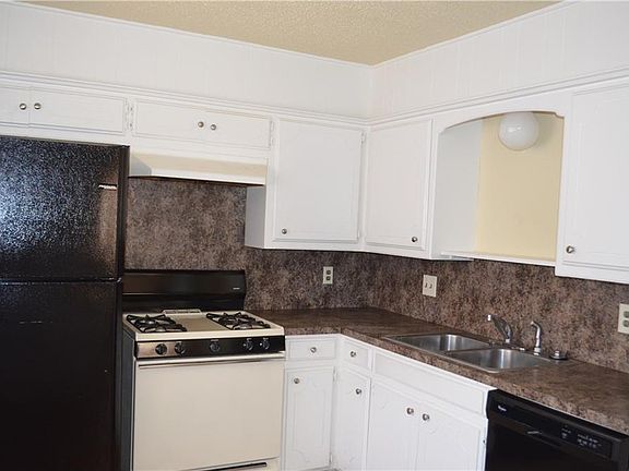 5th image of 820 Russell Cir #822