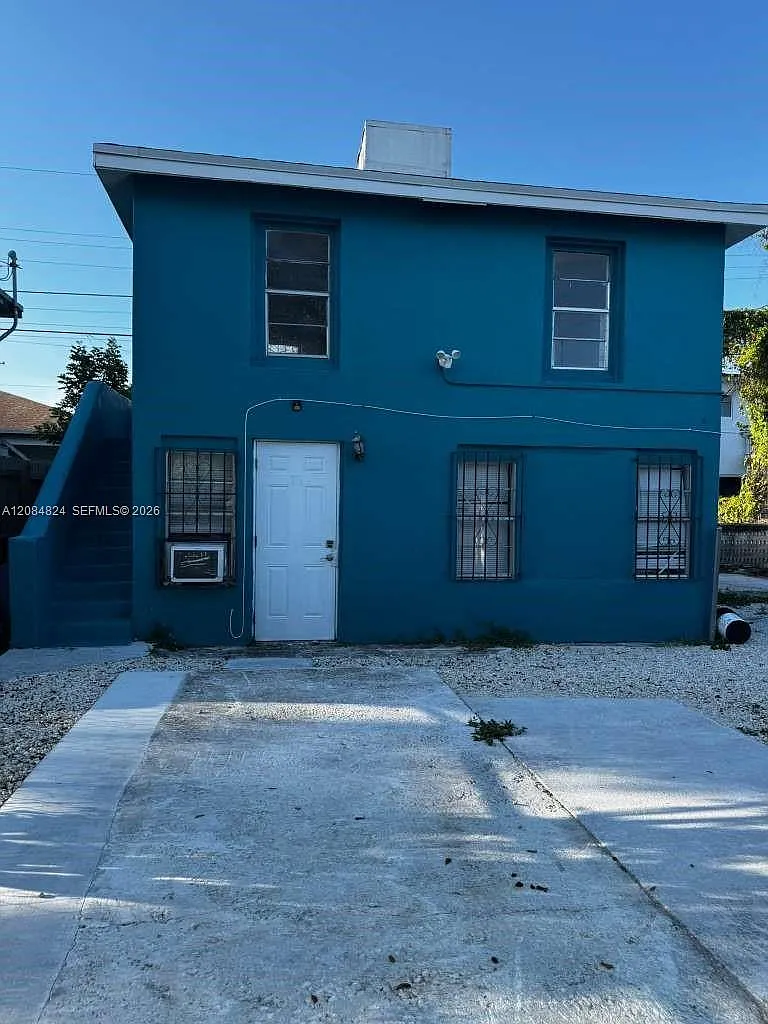 1121 NW 40th St — Photo 1