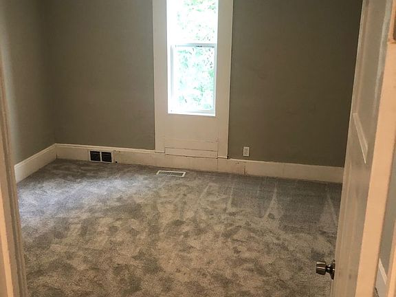 4th image of 552 S Columbia St APT 1