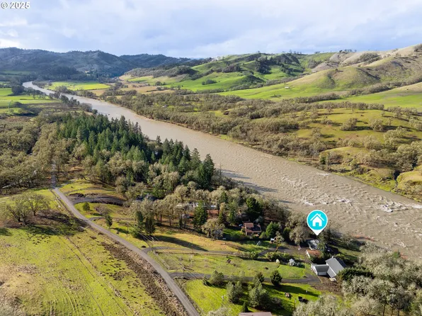 9286 S Bank Dr, Roseburg, OR 97470