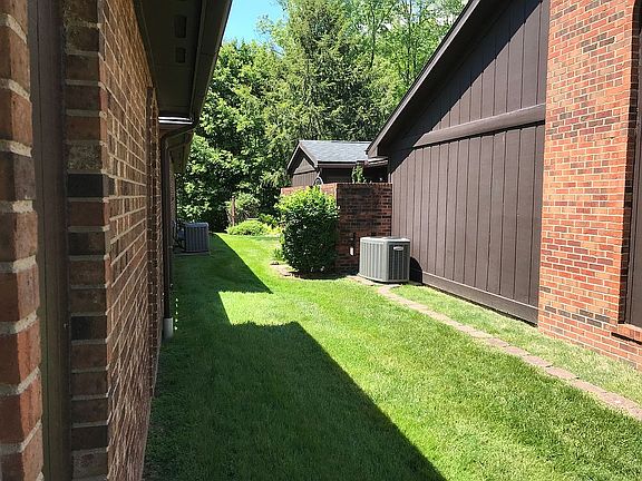 3rd image of 15 Parkview Way #15