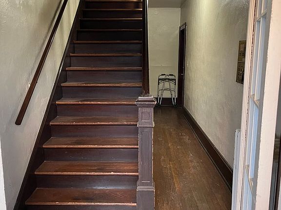 3rd image of 2037 Laburnum Ave SW APT 1