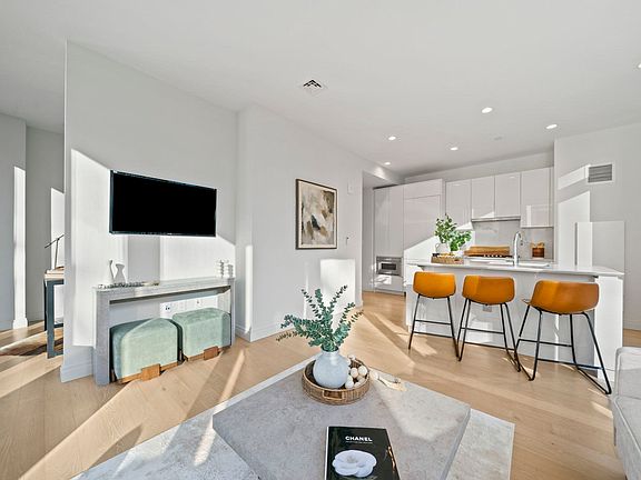 4th image of 135 Seaport Blvd #1703