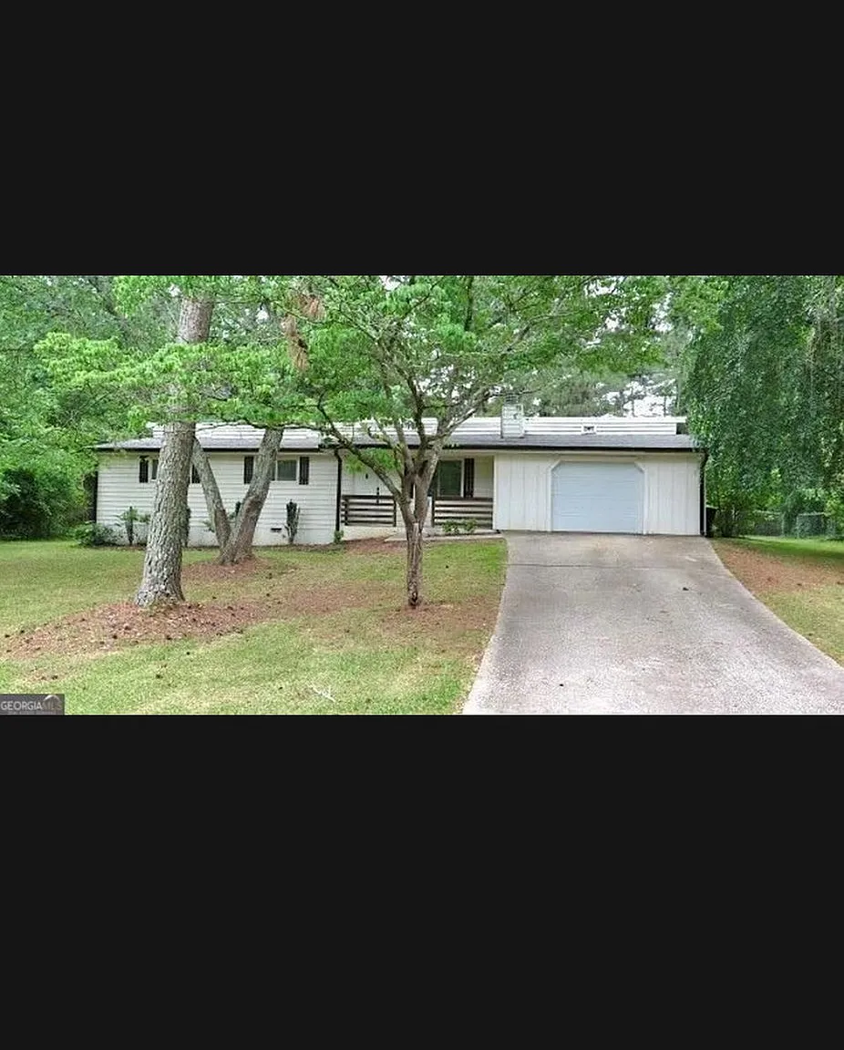 Charming Single Family Home in Douglasville | $1800/mo | Available 10/2/2026 — Photo 1
