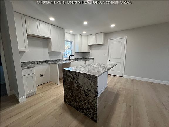 5th image of 637 Douglas Ave
