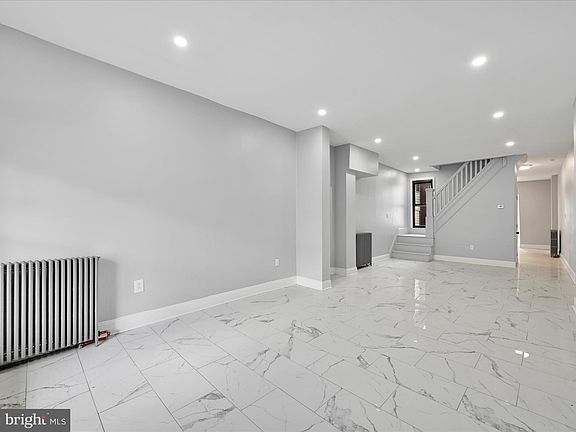 5th image of 910 E Centre St